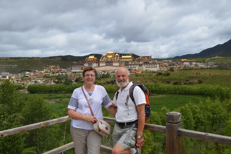 Michel devant le monastere Songzanlin Shangri-la Yunnan