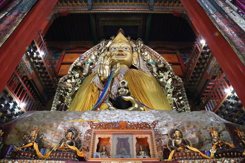 Bouddha au Monastère de Songzanlin Shangri la Chine