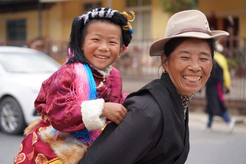 Enfant et femme tibétains Shangri la Chine