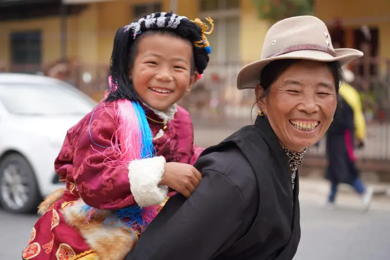 Enfant et femme tibétains Shangri la Chine